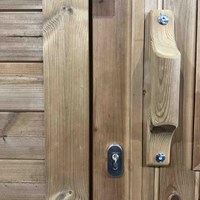 Deur met stevig slot en magneten